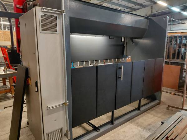 250 Ton, JMT #AD-R-37220, hydraulic press brake, 12' overall, 122" between housing, tooling, 2012 - Image 2