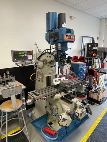 Baileigh #VM-949-3, vertical mill, 9" x49" tbl., 3 HP, 28.5" X, 12" Y, 16" knee, 60-4200 RPM variable speed - Image 4