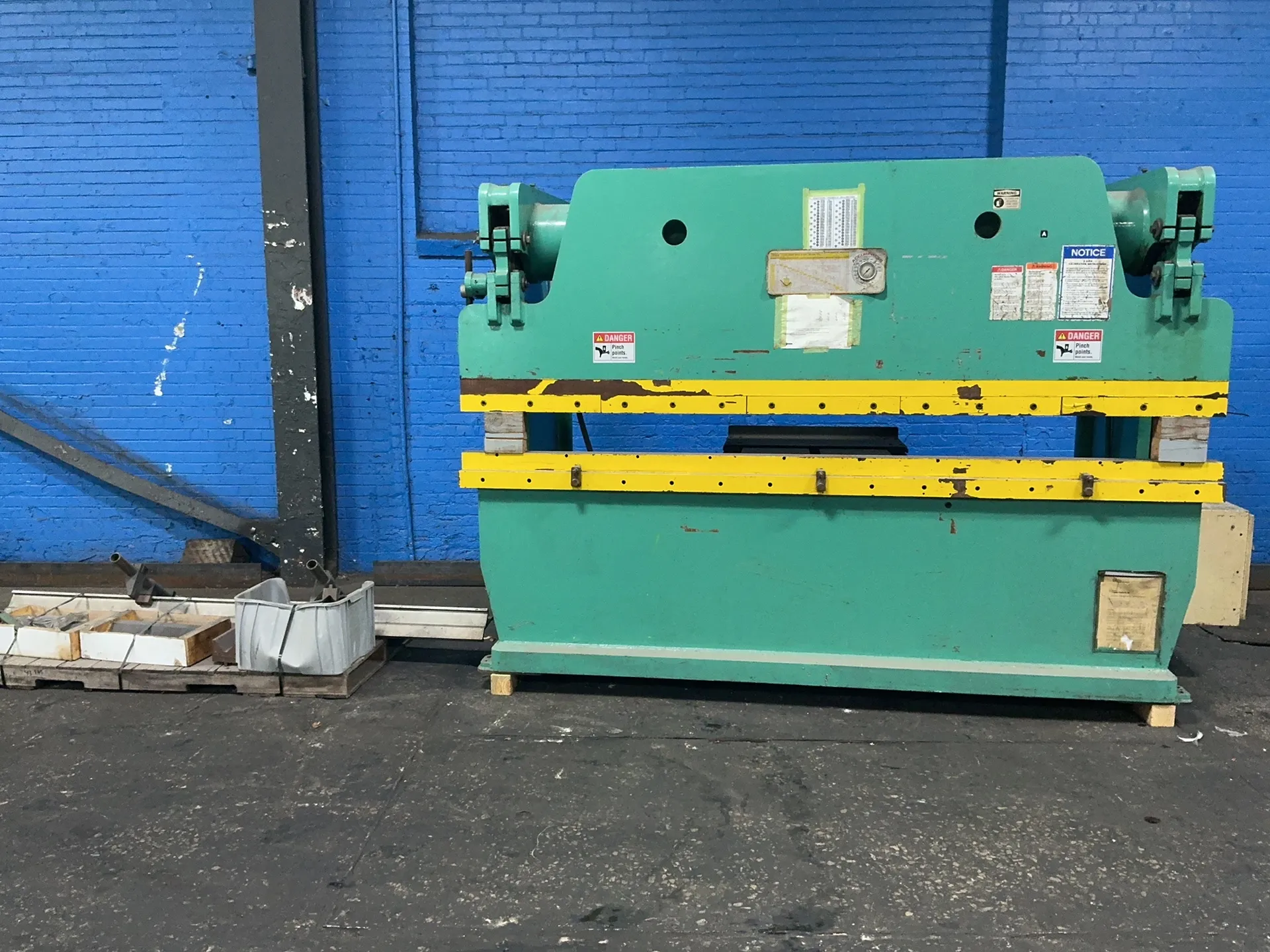 130 Ton, Accurpress #713010, Hydraulic Press Brake, 10' overall, Foot Switch, 20 HP, 1985 - Image 5