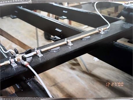 12' x 6' Vibco, vibratory table, 2000 lb. capacity, (2) vibration units, pneumatic isolators, (6) concrete - Image 4