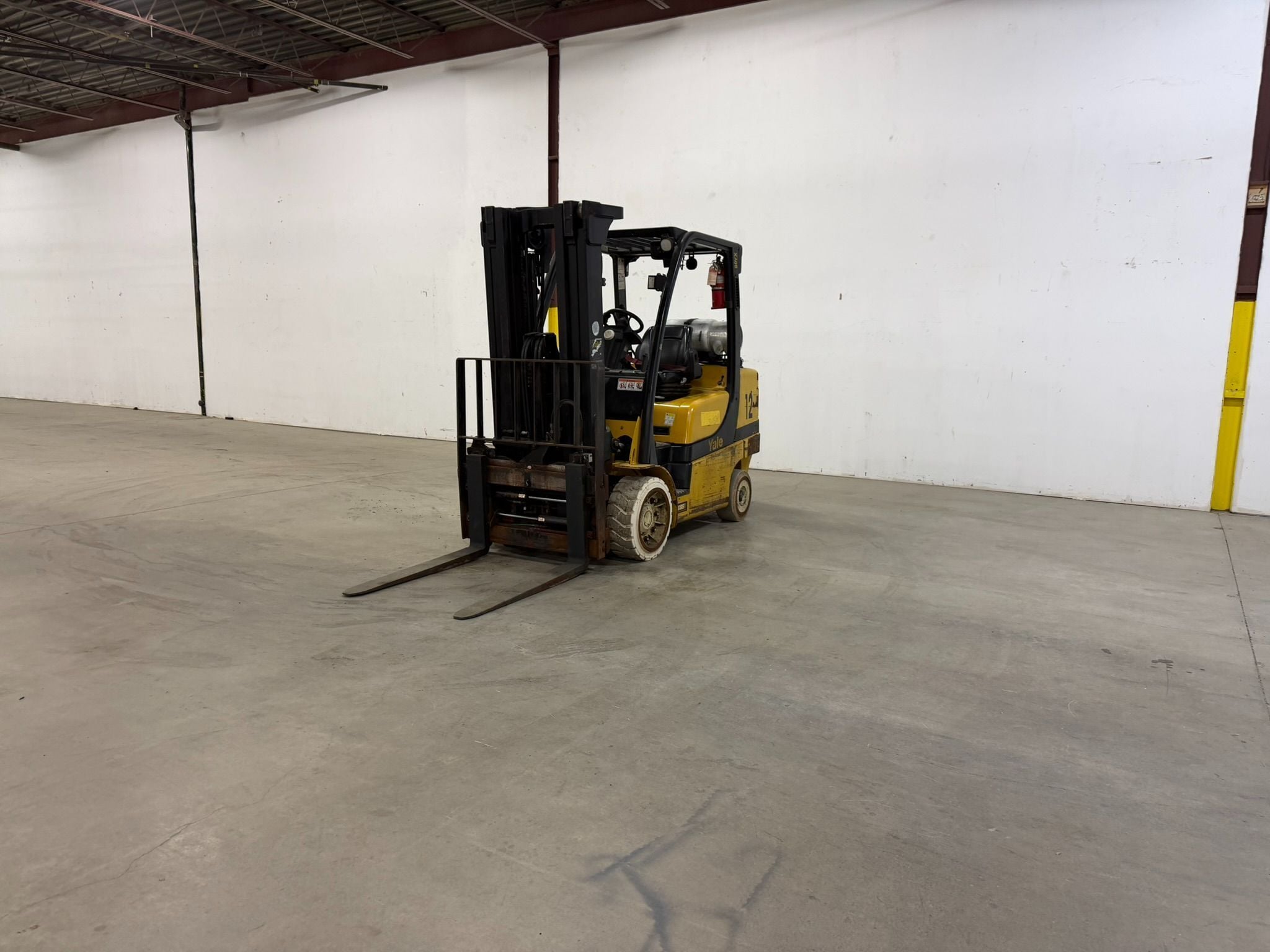 8000 lb. Yale #GLC080VXNGSE088, LPG forklift, 3-stage, 186" lift height, side shift, fork positioner, 2019 - Image 2
