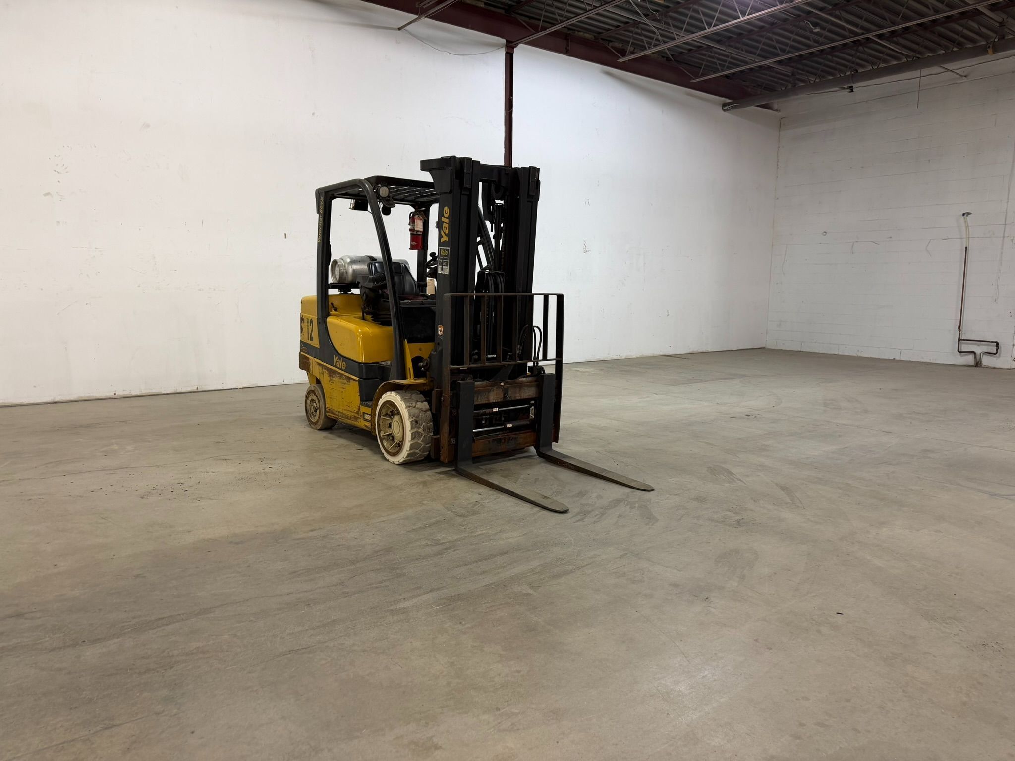 8000 lb. Yale #GLC080VXNGSE088, LPG forklift, 3-stage, 186" lift height, side shift, fork positioner, 2019 - Image 4