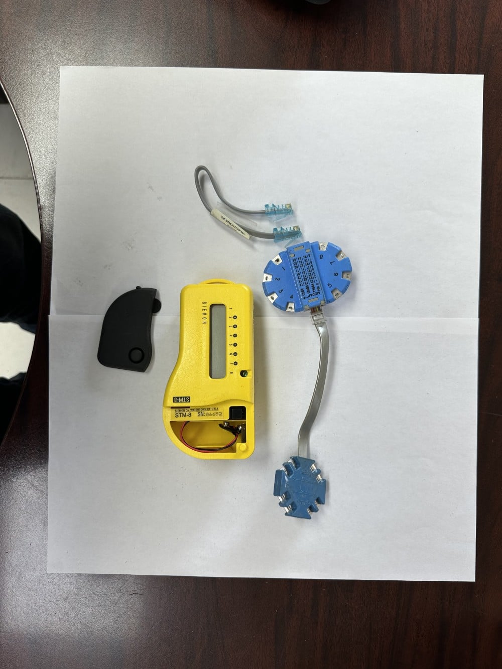 Siemon Co. Seimon Co. #STM-8 UTP Cable Tester Kit w/ Modular Adapter, PR1-4 Adapter, RJ45 Patch Cords, Case - Image 3