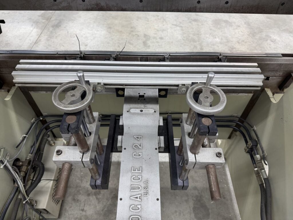 30 Ton, Accurpress #7305, CNC hydraulic press brake, 5' overall, 52" between housing, 6" stroke, 5 HP, 1996 - Image 10