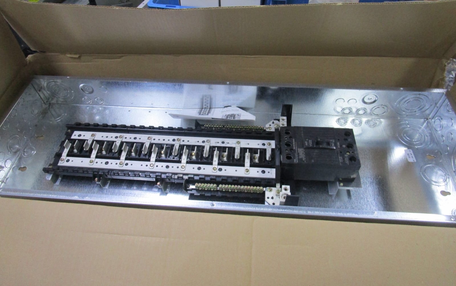 225 Amp. General Electric TM42422C, load center, 208Y/120 Volts, 3PH, 4-Wire, new - Image 6