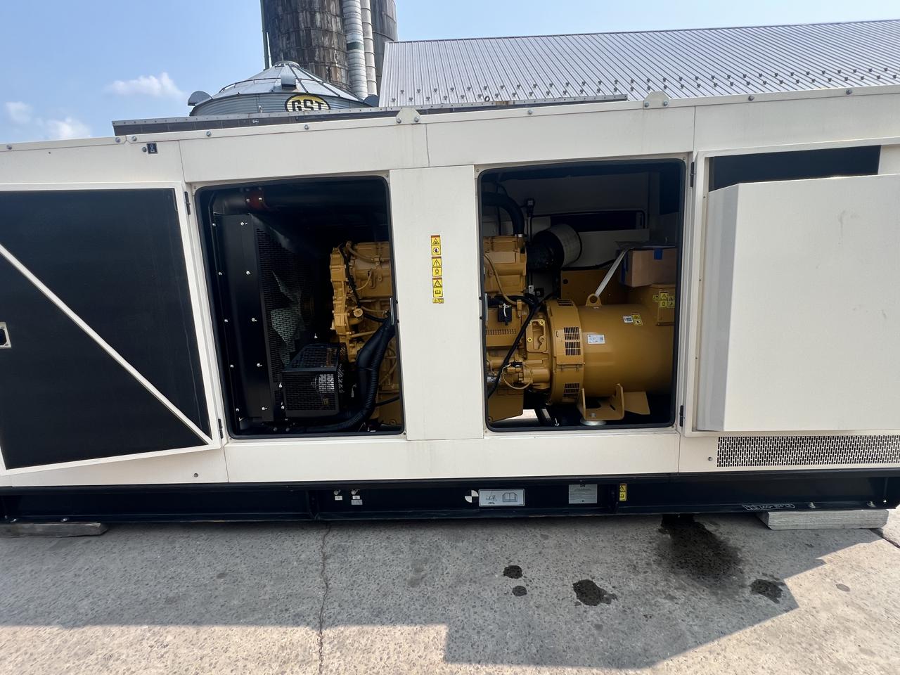 600 KW Caterpillar #D600GC, diesel generator set, 277/480 Volts, 1/3 phase, C18 engine, sound attenuated - Image 5