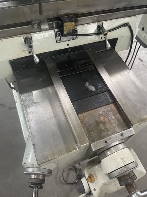 KBC Machinery #TUM-3VS, vertical milling machine, 10" x54" table, 32" X, 16" Y, 16" knee, 70-4200 RPM, R-8 - Image 5