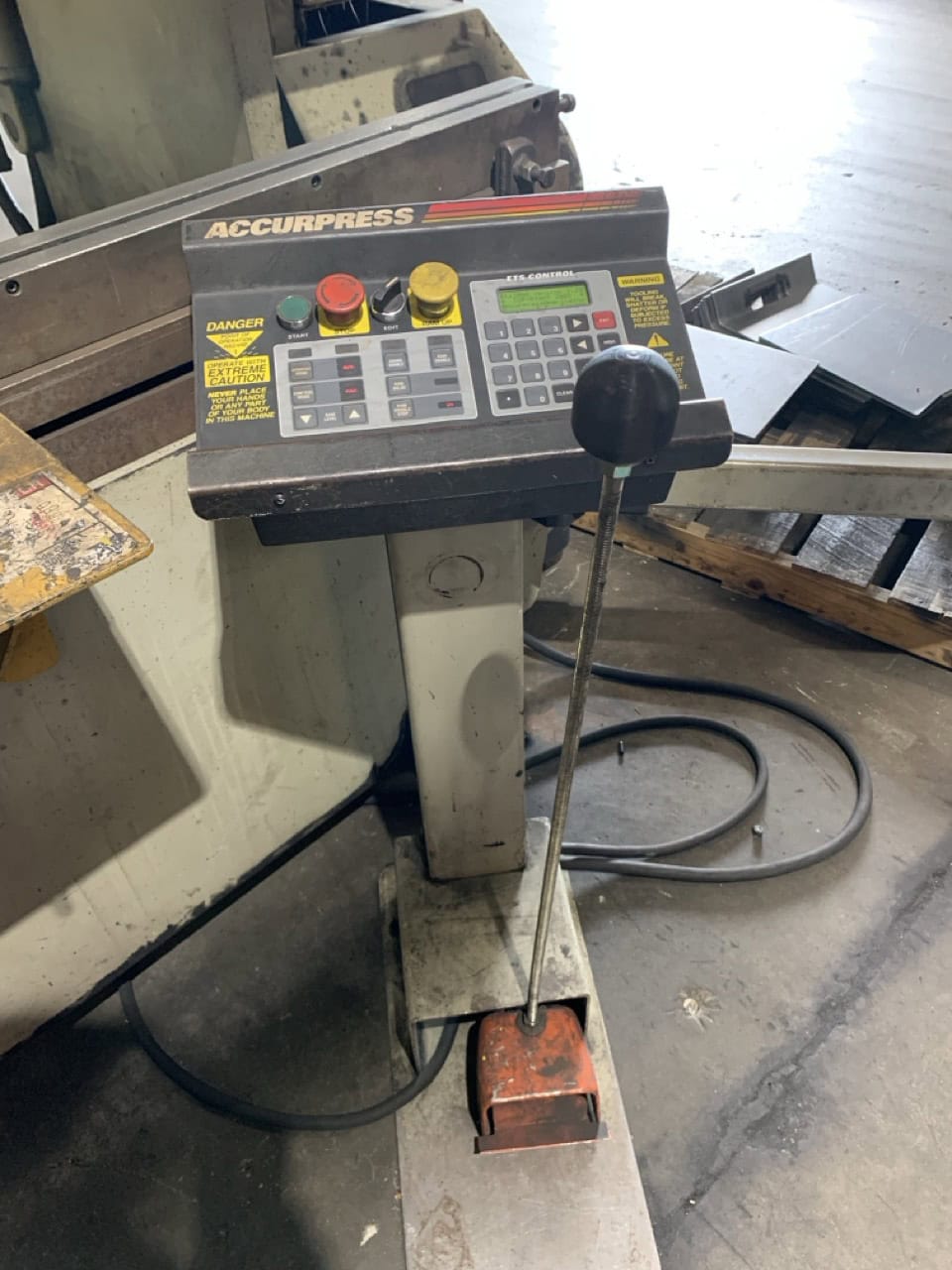130 Ton, Accurpress #71308, hydraulic press brake, 8' overall, 10" throat, 24" X-Axis, 2-Axis backgauge, 800 - Image 3