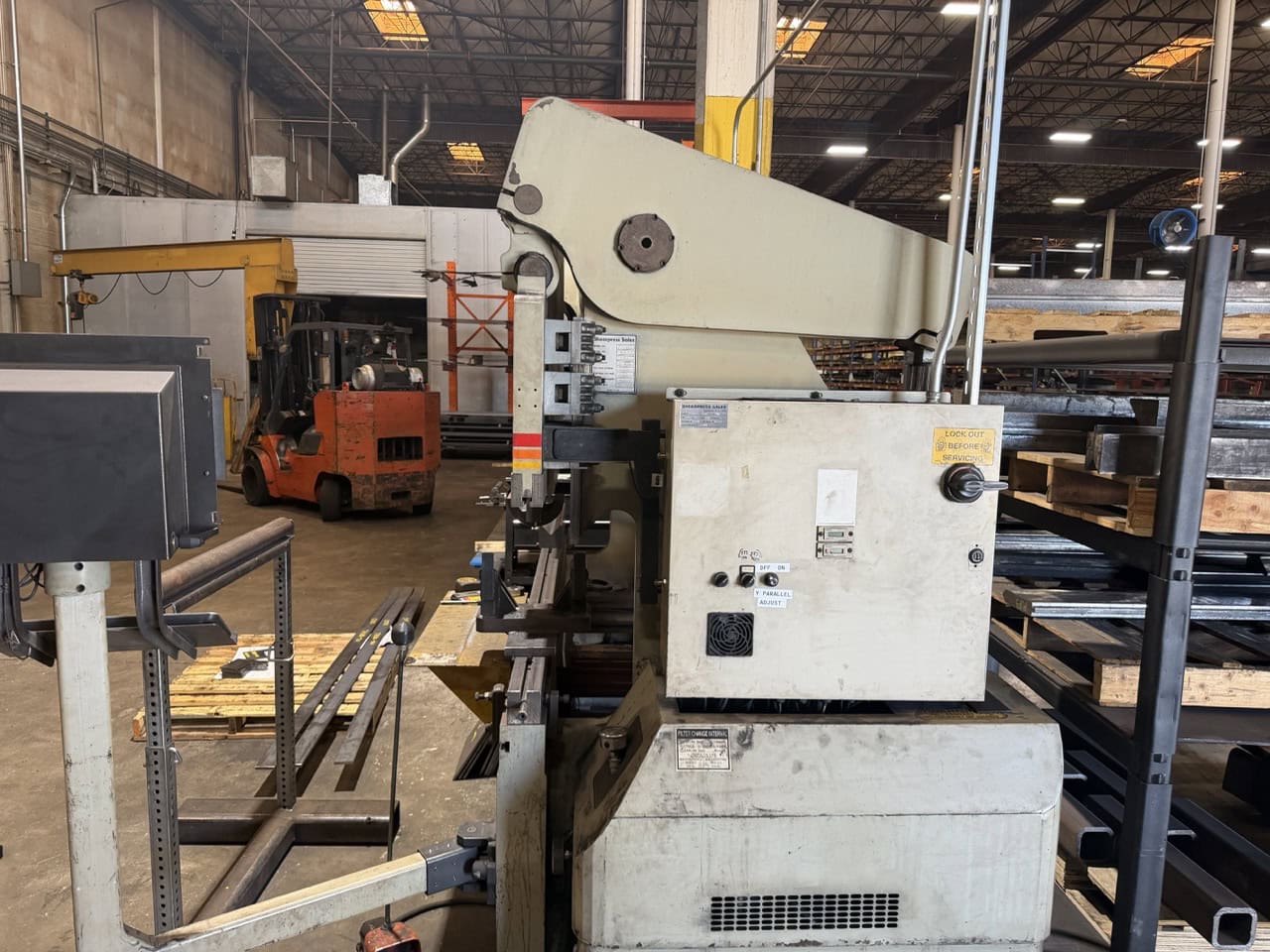 130 Ton, Accurpress #71308, hydraulic press brake, 8' overall, 10" throat, 24" X-Axis, 2-Axis backgauge, 800 - Image 4