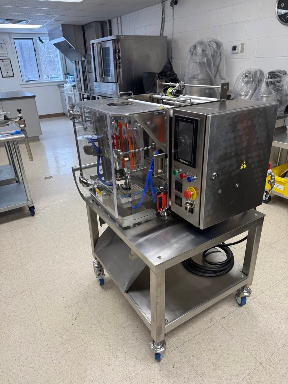WeighPack #VersaPak, Vertical Form Fill Seal Machine, 6" bag width, 6" x 8" & 6" x 12" bags, 7" touchscreen - Image 3
