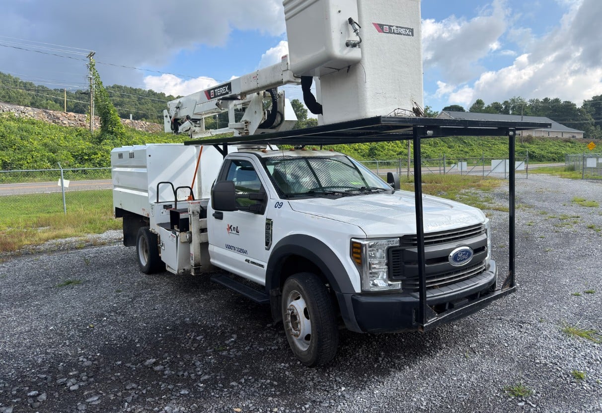 Ford #F-550, Bucket Truck, 55,949 miles, S/N: 1FDUF5HT1KDA15920, 2019 - Image 1