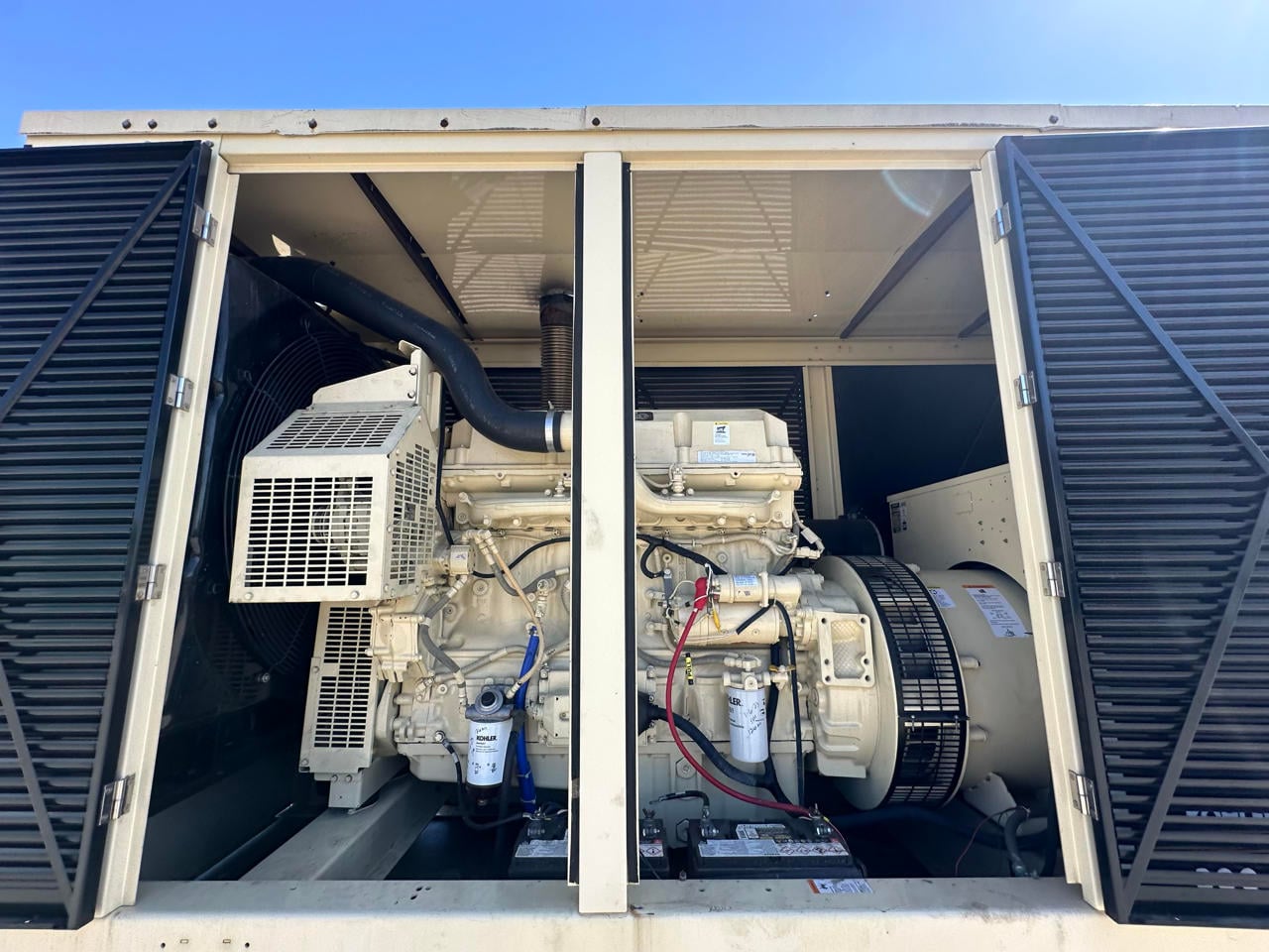 300 KW Kohler #300REOZDD, diesel generator set, 277/480 Volts, Detroit Diesel Series 60 engine, enclosed - Image 2