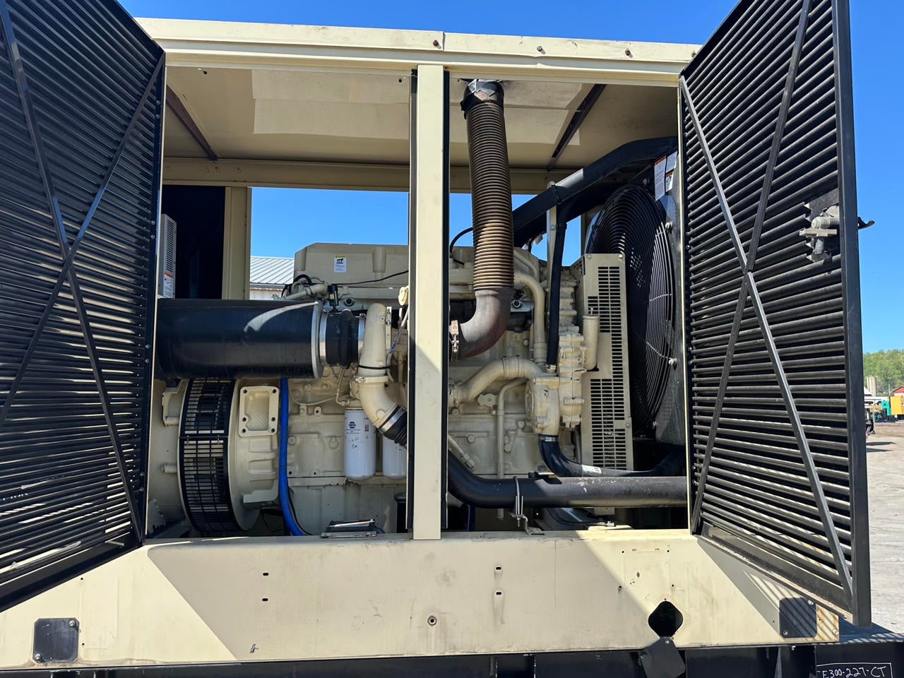 300 KW Kohler #300REOZDD, diesel generator set, 277/480 Volts, Detroit Diesel Series 60 engine, enclosed - Image 8