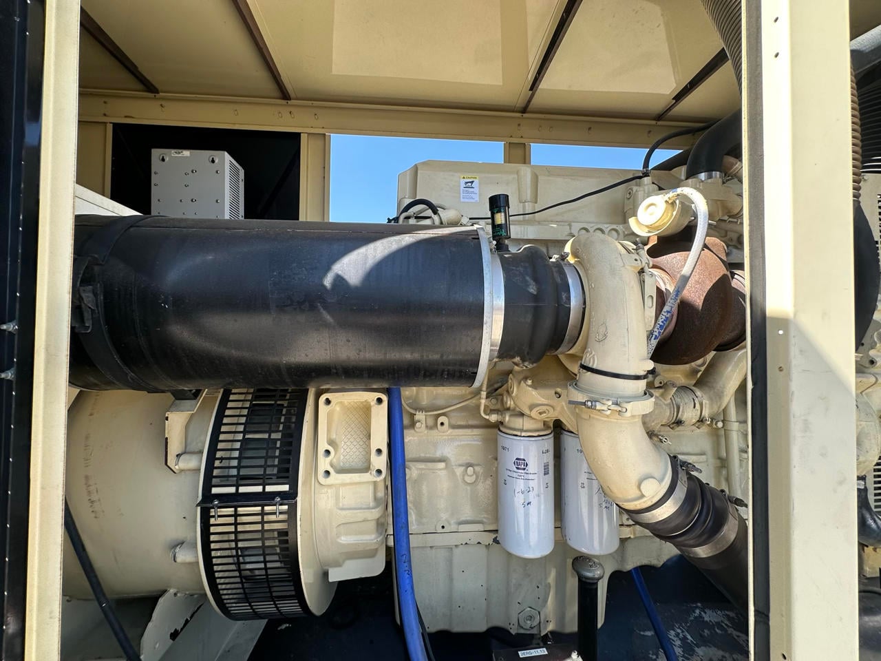 300 KW Kohler #300REOZDD, diesel generator set, 277/480 Volts, Detroit Diesel Series 60 engine, enclosed - Image 10