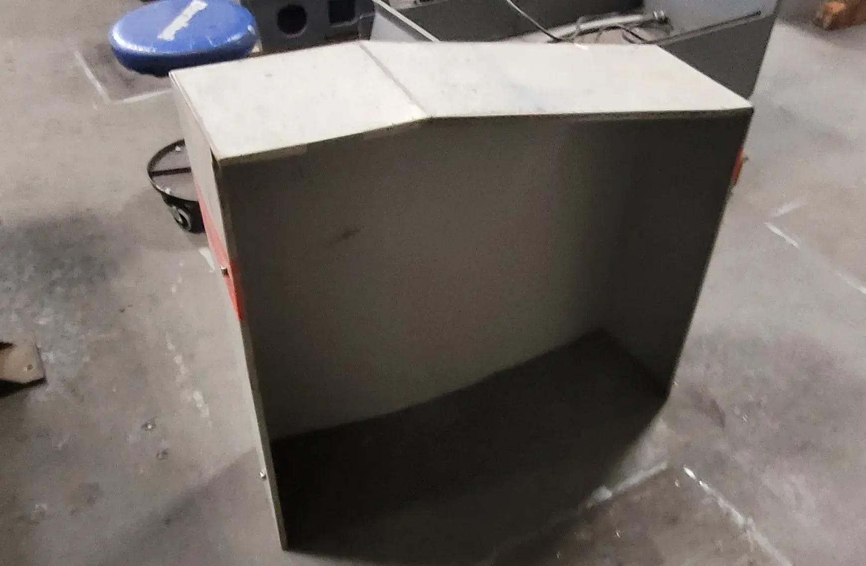 20" x 16" Wellsaw #V20, Vertical Band Saw, 177" x 3/16"- 3/4" blade, 45-3000 SFPM, 26" x 26" cast iron table - Image 9