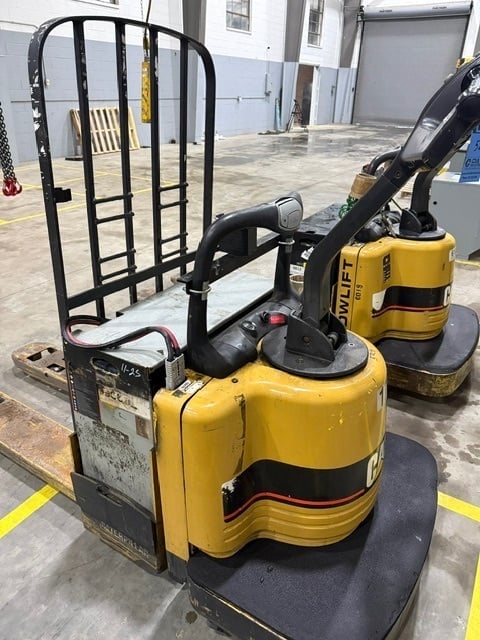 6,000 LB Caterpillar Towmotor, walk behind electric pallet lifter, 49" forks, 24 V. industrial battery (2 - Image 3