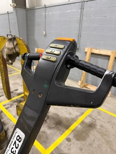 6,000 LB Caterpillar Towmotor, walk behind electric pallet lifter, 49" forks, 24 V. industrial battery (2 - Image 4