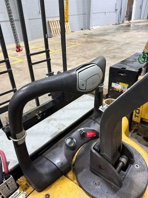 6,000 LB Caterpillar Towmotor, walk behind electric pallet lifter, 49" forks, 24 V. industrial battery (2 - Image 5