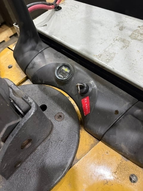 6,000 LB Caterpillar Towmotor, walk behind electric pallet lifter, 49" forks, 24 V. industrial battery (2 - Image 6