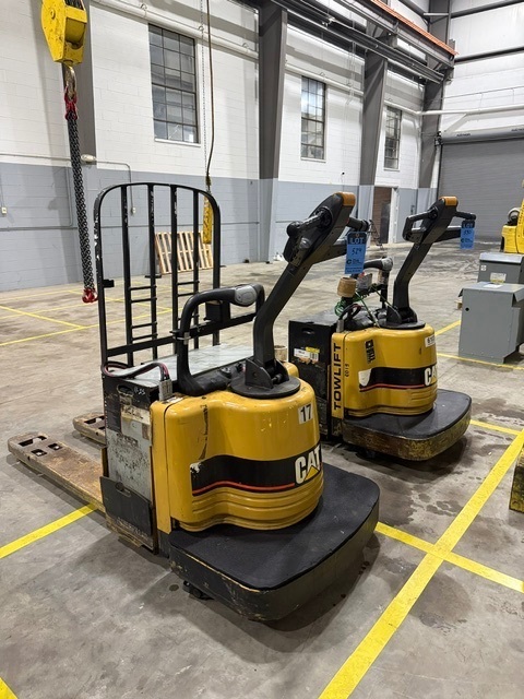 6,000 LB Caterpillar Towmotor, walk behind electric pallet lifter, 49" forks, 24 V. industrial battery (2 - Image 7