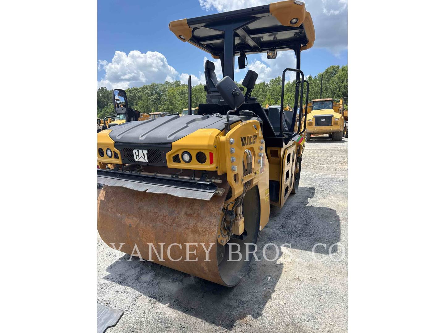 Caterpillar CB702, Compactor, 67 hours, S/N: M5R00395, 2024 - Image 3