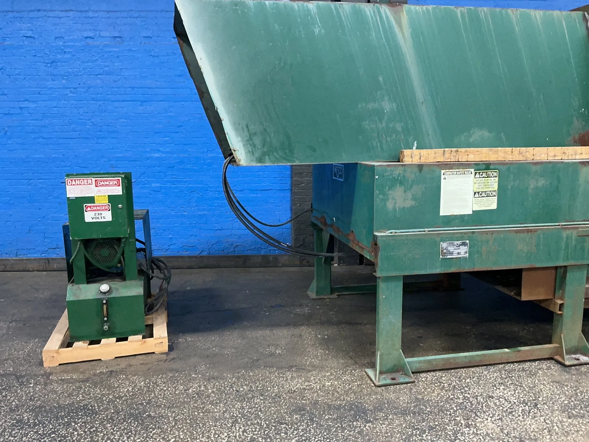 Hesco #H:300, trash compactor, 35" x 35" capacity, 10 HP, 1800 RPM, 440 V., 3 Ph., 2001 - Image 2