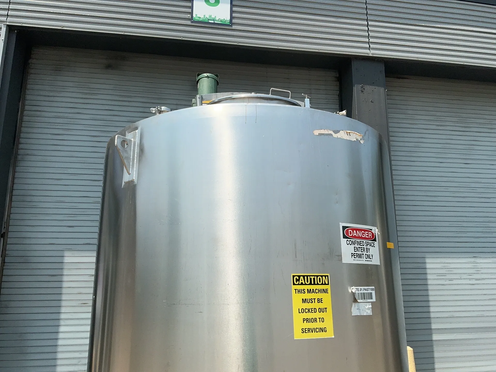 1159 gallon Viatec, Stainless Steel mixing tank, 1.74 HP, 1760 RPM, 208-230/460 V., 1996 - Image 2