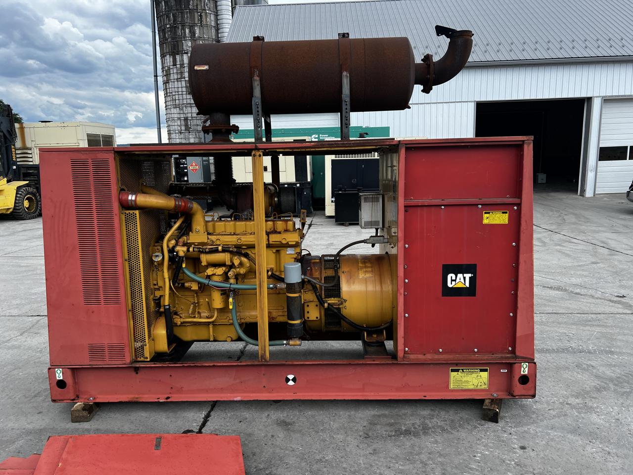 225 KW Caterpillar #SR4, diesel generator set, 3306 DI engine, 120/208 Volts, 1/3 phase, enclosed w/ muffler - Image 3