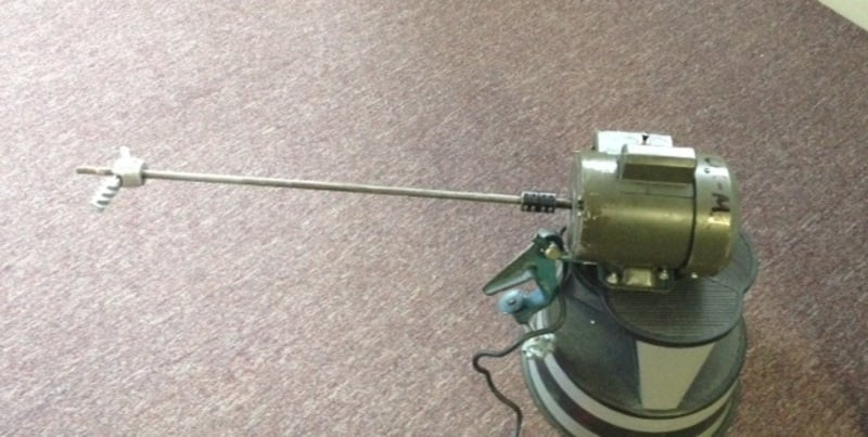.5 HP FHP Ind. clamp-on agitator. 1ph, 115 V.motor, approx. 30" shaft with (2) collapsible blades - Image 1