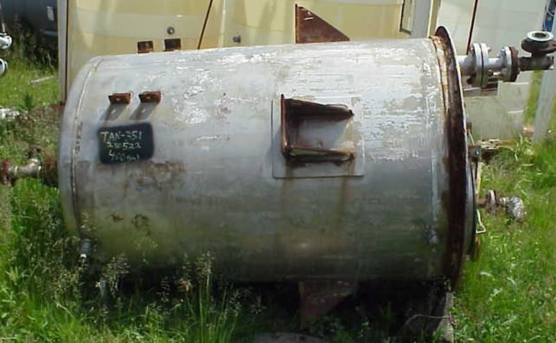 400 gallon Stainless Steel tank, lug mount, openings: top 18" manway with cover, 2-2", 1-6", 1-8" ; 2" bottom - Image 2