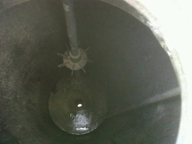 10 gallon Stainless Steel mixing tank, belt driven agitator/mixer, has shaft and blades, no drive, Carbon - Image 2