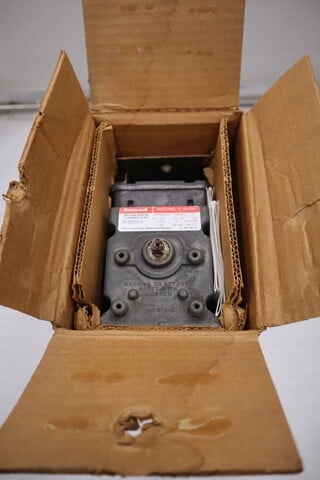 Honeywell M4185E4014 Damper Actuator Modutrol IV NEW IN BOX STOCK GF-142 - Image 3