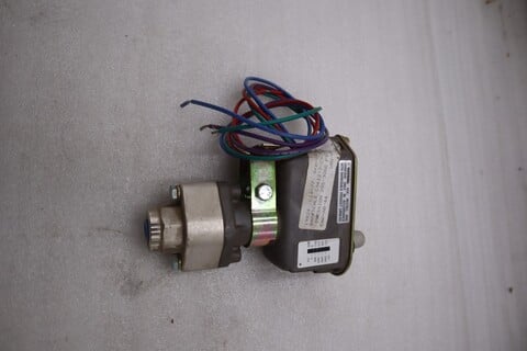 Pressure actuated switch c9612-3-cs stock new open box #k-1946a - Image 1