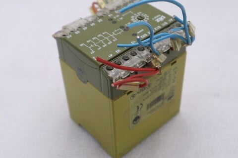 Pilz safety relay 474790 pnoz v 30s 24 v dc pnozv30s24vdc stock k-3831 - Image 4