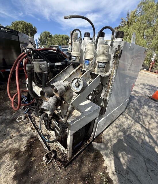 Skid Mounted Mobile Lubrication System, multi-compartment tanks, Graco Fire-Ball 225 air pumps, Puma - Image 2