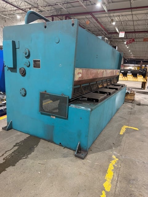 0.8" x 13' 4" Adira #GVX-1340, hydraulic power squaring shear, 493 kN cutting force, 440 V., 60 Hz., 1999 - Image 10