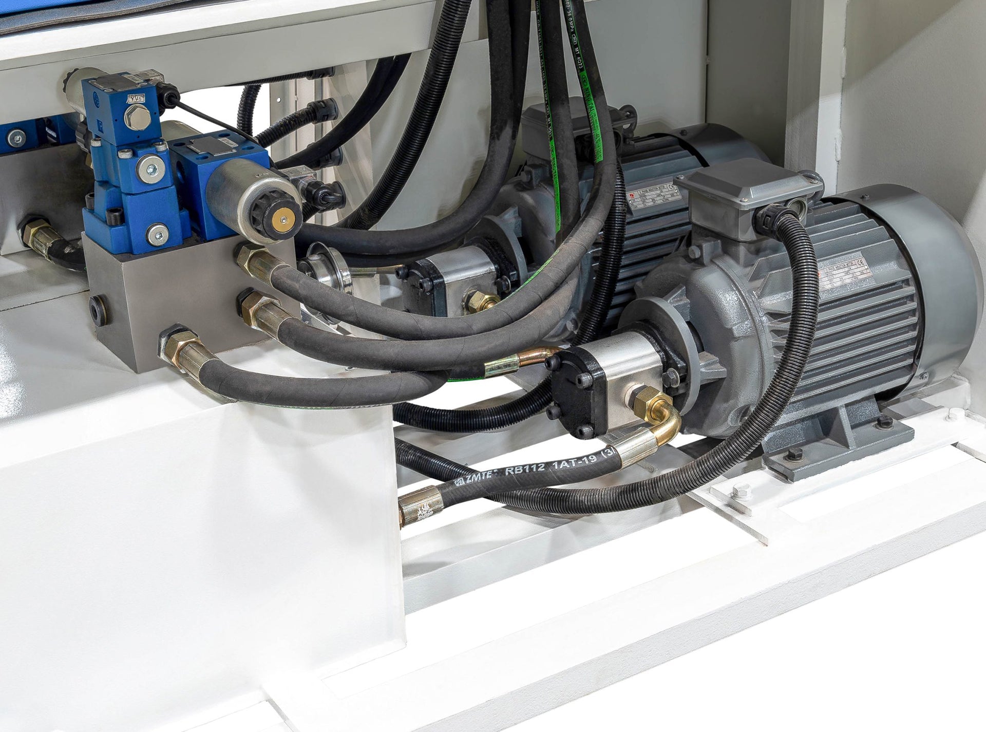 7-3/4" x 7-3/4" x 11/16" Piranha #BII225, hydraulic ironworker, 225 Ton, 5 stations, 1-1/2" x 1-3/8" punch - Image 6
