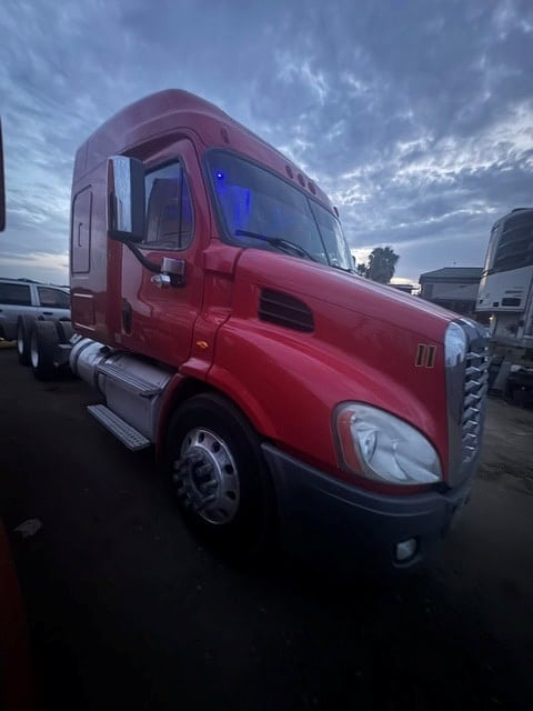 Freightliner #Cascadia, Sleeper Semi Truck, Class 8 Highway Tractor, 475,431 mi, 2017 - Image 3
