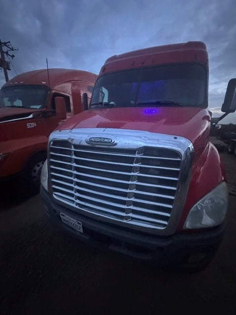 Freightliner #Cascadia, Sleeper Semi Truck, Class 8 Highway Tractor, 475,431 mi, 2017 - Image 8