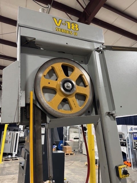 31" x 18" Hydmech #V18-45, Vert Band Saw, 7.5 HP, 1-1/4" blade, digital read out, 2004 - Image 6