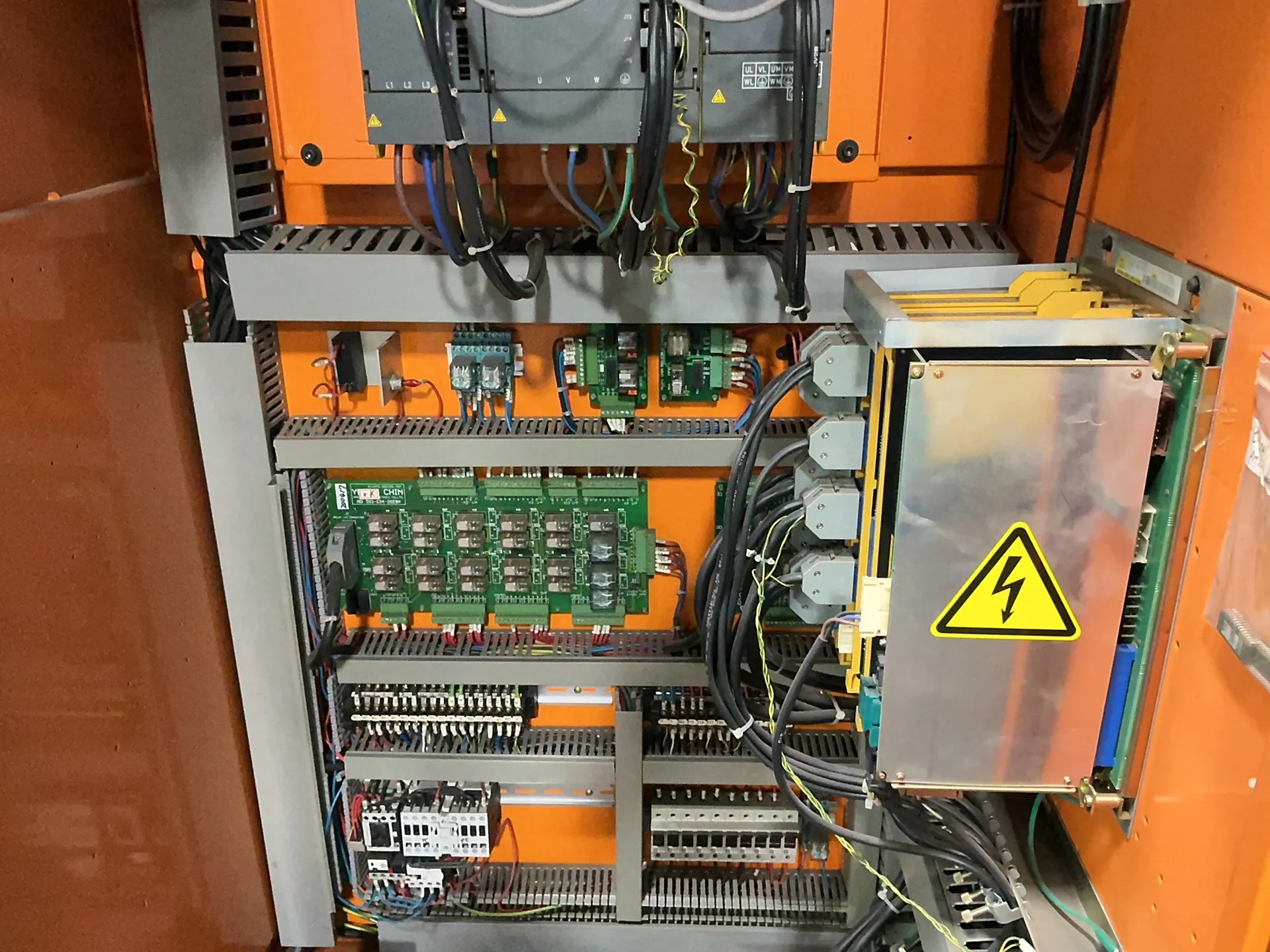 YCI Supermax #Max-3-Rebel, CNC Vertical Machining Center, 16" x 37" table, Fanuc Series O-M control, drip - Image 2