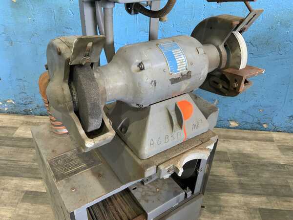 Cincinnati #102, double end grinder, 1/2 HP, 3600 RPM, 8" wheel diameter, built in dust collector - Image 5