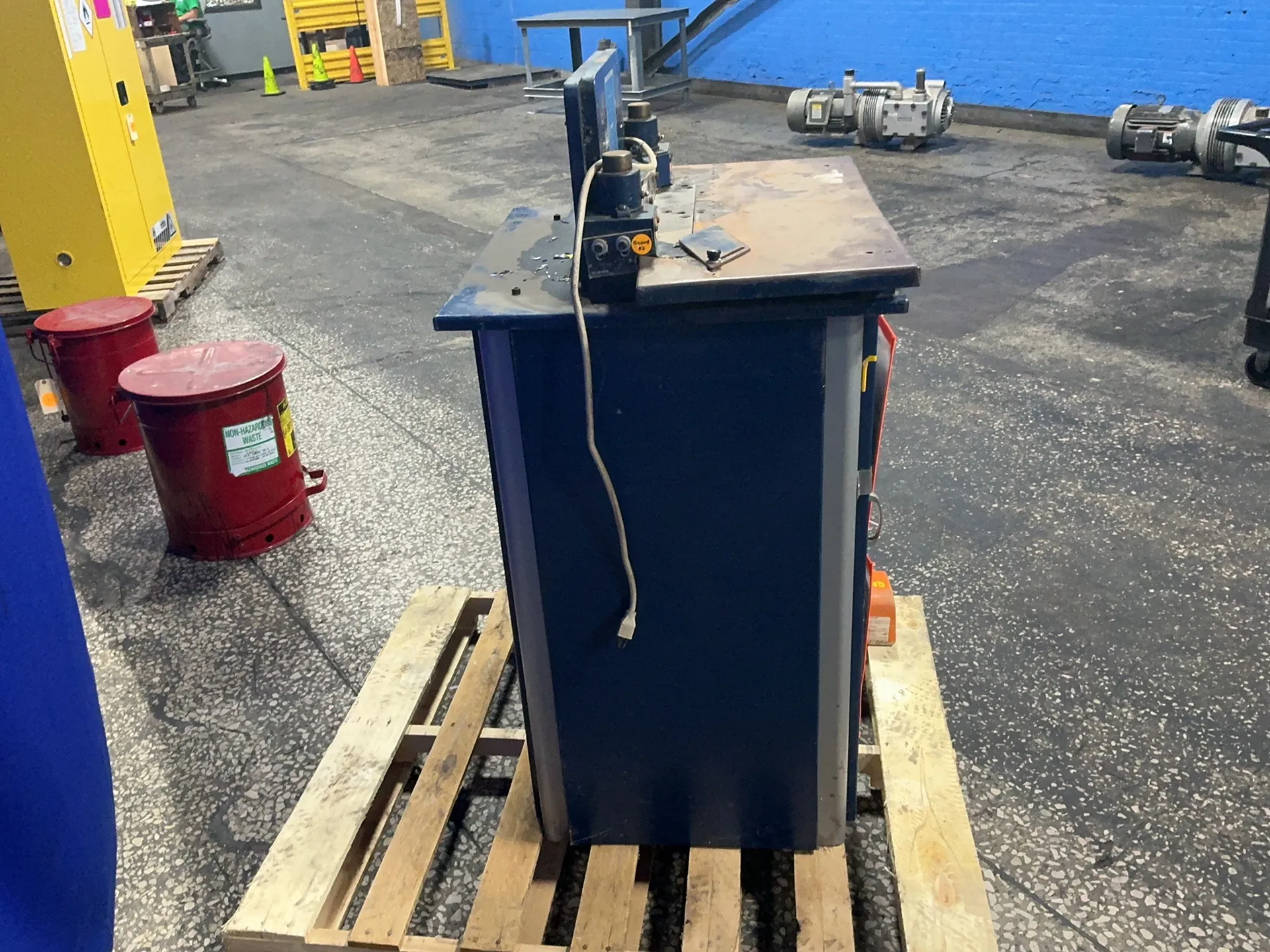 Profab #900, corner radius machine, 13" x 28" table, 80 PSI. max, foot switch - Image 4