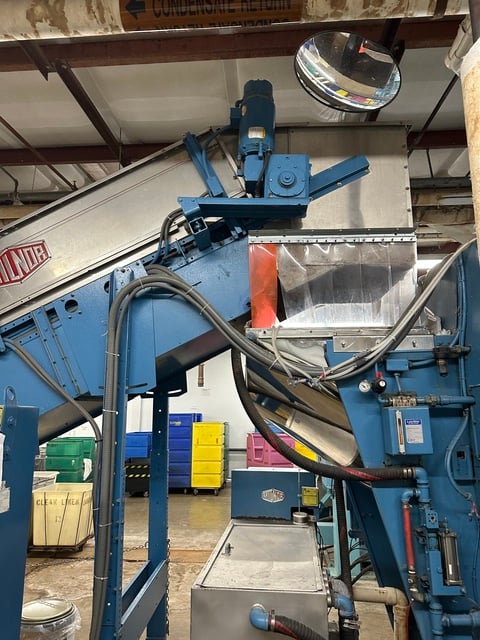 Milnor #CONW304H, Loading/Weighing Conveyor, 4-pocket, 480 Volt, 1998 - Image 2