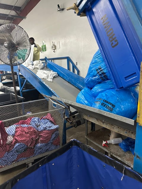 Speed Check Soil Sort Conveyor, 10' incline, 30' flat belt, operator platform, 1998 - Image 2
