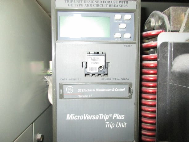 2000 Amps, General Electric, AKRT-10D-50H, manually operated, drawout - Image 3