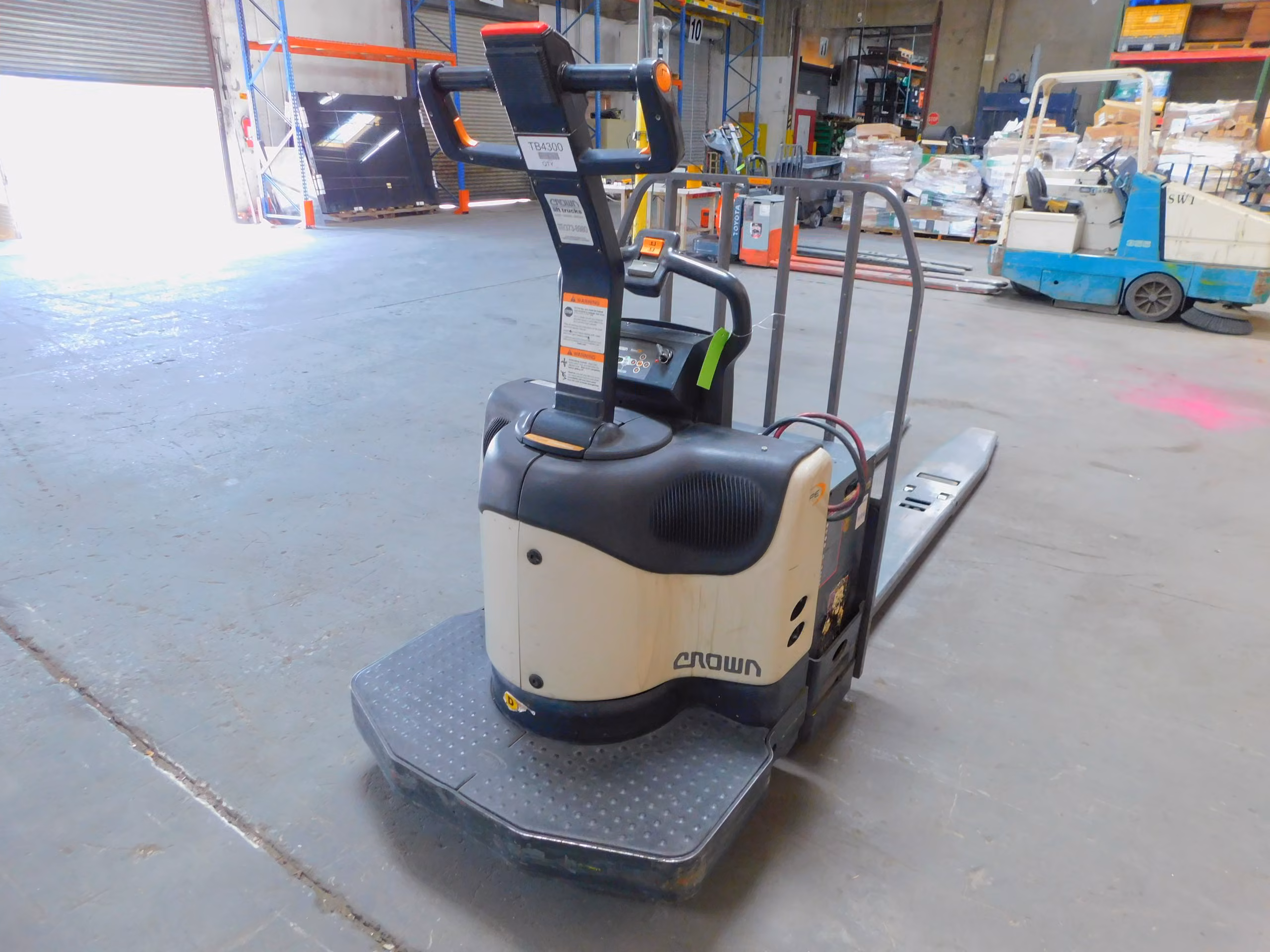 6000 lb. Crown #PE4500-60, electric rider pallet jack, 96" forks, 24 V., power steering, 2520 hours - Image 3