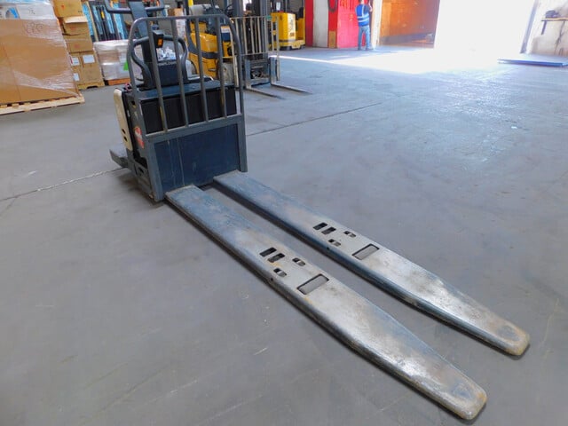 8000 lb. Crown #PE4500-80, electric rider pallet jack, 96" forks, 24 V., 5218 hours - Image 3