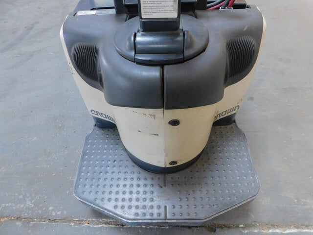 8000 lb. Crown #PE4500-80, electric rider pallet jack, 96" forks, 24 V., 5218 hours - Image 5