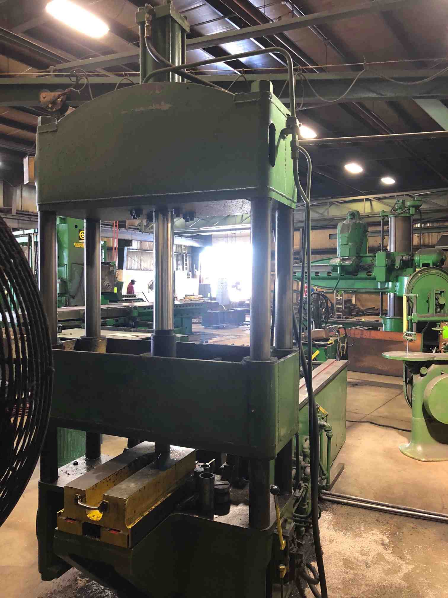 60 Ton, 4-post hydraulic straightening press, 23" stroke, 24" daylight, 42" x 18" table, 117" pneumatic run - Image 5